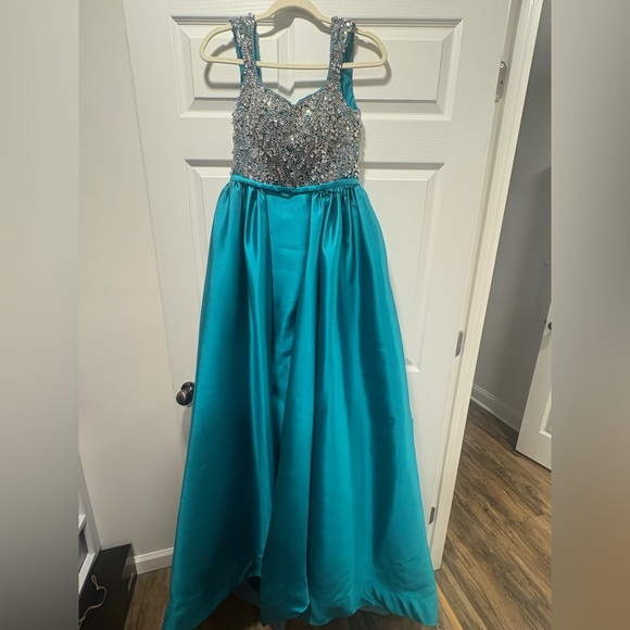 Elegant Teal Evening Gown - Picture 1 of 4